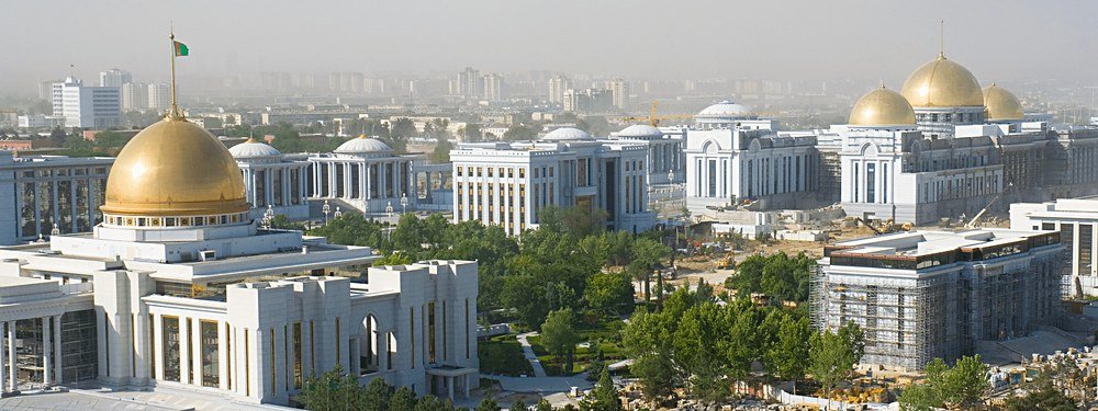 Achgabat, les ministères en marbre blanc et les coupoles dorées du centre